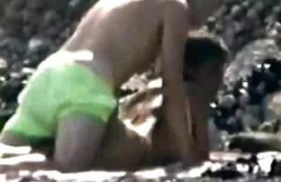 XXX بلوند جوان از درون عکس کس و کون سکس سوراخ می شود.