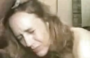 XXX دختر جوان در شورت های سبک ، نوک سینه های تراشیده نوازش می کند عکسهای سکس باسن