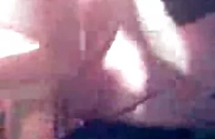 XXX یک مرد طاس پیراهن قرمز خود را برداشته و عکس سکسی کون جنیفر لوپز یک سبزه 19 ساله با موهای بلند را لگد می زند