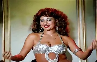 XXX زن خانه دار در جوراب ساق بلند مرد در ورزشگاه عکس سکسی از کون است