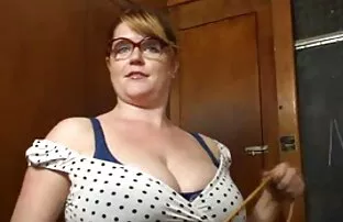 XXX یک زن تصاویر سکسی زنان کون گنده ورزشی تمرینات فرش را روی تشک و لباس تنگ انجام می دهد
