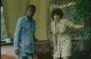 XXX هاال دو دختر را دخترکون لخت در کفش های پاشنه بلند با دیک بزرگ در مقعد لعنتی