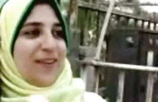 XXX مامان در حالی که دوست جوانش به او خیره می شود ، جوانان خود را به هم می عکس سکسی کون گنده ها چسباند