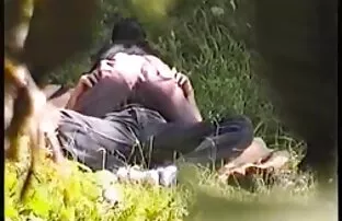 XXX آبنوس در عینک خانم را در لباس شنا راه راه در تخت خواب سکس کوس گوشاد گره دار fucks می کند