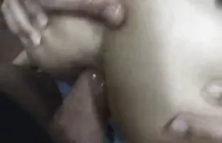 XXX زن کیرکلفت متحرک سیاه سیاه با تمیز کننده استخر فرار می کند