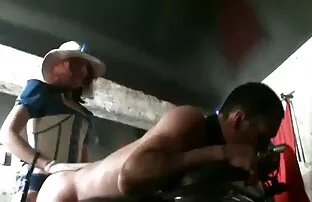 XXX ورزشکاران زن آسیا روی دوچرخه ثابت پدال می روند و می دوند كير كون