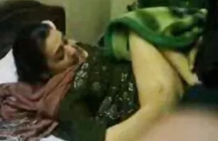 XXX MILF جوراب دار کلاه را جلوی یک سکسی سیاوش وب کم می کشد.