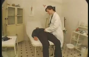 XXX یک زن روغنی که دارای نوک سینه های شکاف است در اتاق خواب به مهبل (واژن) می رود عکس سکسی از کون بزرگ