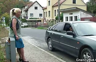XXX دختر به طور هم زمان به عکس سکسی کون وسینه دو عضو خدمت می کند.