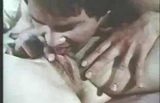 XXX یک مادر جوان روسی با عکس سکسی کون بزرگ لباس صورتی که توسط دو سرگرم کننده جوان کشیده شده است