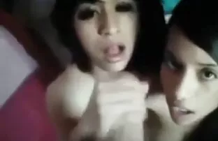XXX دختری لاغر با مژه های بلند قبل از رابطه جنسی ، هاله کیرکلفت متحرک بزرگ جمعیت را مکید