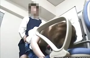 XXX قبل از خوابیدن روی تخت ، مردی با وصله طاس بالای واژن خانم دباغی کیرگنده متحرک شده را لیسید