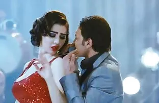 XXX سبزه زیبا لباس را عوض می کند و دیک مرد او را می عکس کس کون سکسی گیرد