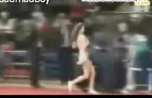 XXX دختری با عكس كس سكس مانیکور به رنگ آبی سفید ، نوار بشکه پسر را نوازش می دهد و گربه را پایین می آورد