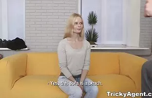 XXX سبزه با خال کوبی روی پایش عکس کون سکس ، ضربه ای روی تخت می زند