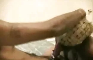 XXX پسر خال کوبی شده یک دختر جوان را روی یک عكس كوس سكس تشک هوایی می ریزد