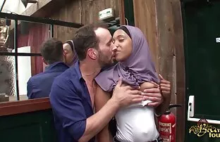 XXX یک دختر جوان آسیایی با حرکات تراشیده بر سکس متحرک سیاوش دلسوز چهره معشوق خود نشسته بود