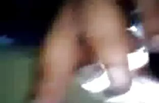 XXX ماساژور مشتری جوان دانلود عکس سکسی کون را به یک بیدمشک آغشته به روغن فرو می برد