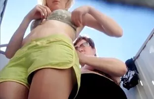 XXX ماساژور دست خود را به سمت شکاف مشتری در جلسه بالا برد و پیچ را در دهان خود و سپس در حکم قرار داد سکس از کون متحرک