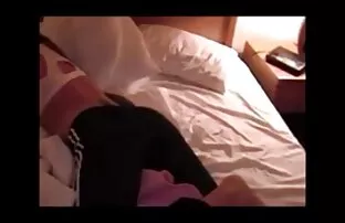 XXX انگشت بوستی لاتینا ماندا کلیپ گایش از دیلدو با بند لاستیکی استفاده می کند