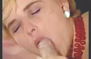 XXX بلوند هنگام زانو زدن روی ملافه ، ضربه ای به خروس بزرگ می عکس سکسی زن کونی زند