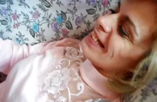 XXX معشوقه جلوی دوربین مخفی ، در یک عکس سکسی گشاد مهبل عروسی در واژن نگاه می کند