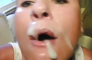 XXX یک مادر با موهای بلند قبل از رابطه جنسی یک مایع بزرگ جعلی سیاه و سفید را بلعیده است عکس سکسی کوس و کون