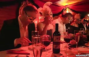 XXX دو تا گاز اشک روسی در دهان و در کس دو بچه در اتاق عکس سکسی خفن کون خواب روی تخت