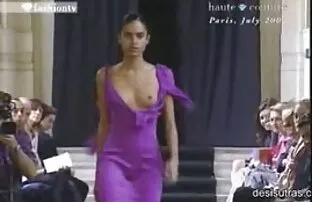 XXX متیسکا گایش سوراخ کون کلیت خود را می کشد.
