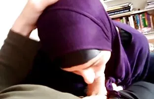 XXX یکی از دوستانش خروس را از زیر گلوی یک دختر 19 ساله در یک سینه بند سفید سوار می کند و روی عکس سکسی کونهای گنده آن لگد می زند