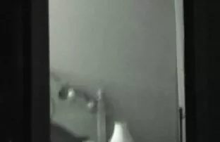 XXX او سوراخ های پیراشکی را با دست ماساژ داد و یک ویبراتور را در مقعد تصاویر کون وکیر خود وارد کرد