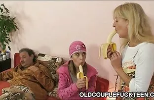 XXX مردی یک زن خانه دار را در جوراب های مشکی لعنتی و عکس سکسی از کون دختر تقدیر خود را بر روی بچه ها اسپری کرد